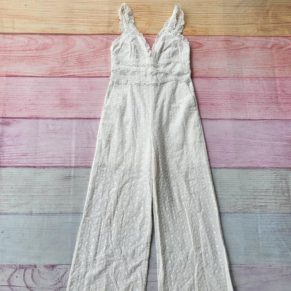 Lyn Around White Eyelet‎ Scalloped Trim Sleeveless V-Neck Jumpsuit Size Medium